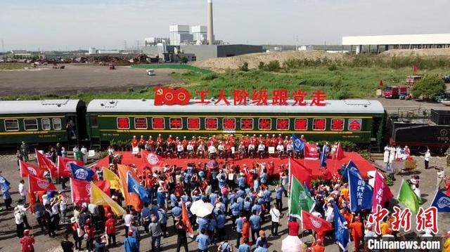 第二届中国铁路文化收藏博览会开展 逾3万件藏品亮相绿皮车厢