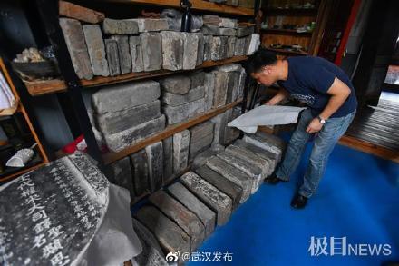 这位“砖友”收藏5000块多块武汉老砖并将其拓印