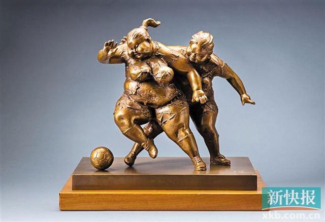 《突破》被皇家马德里收藏，广州雕塑院院长许鸿飞表示：肥女踢球反映的是一种乐观进取的精神