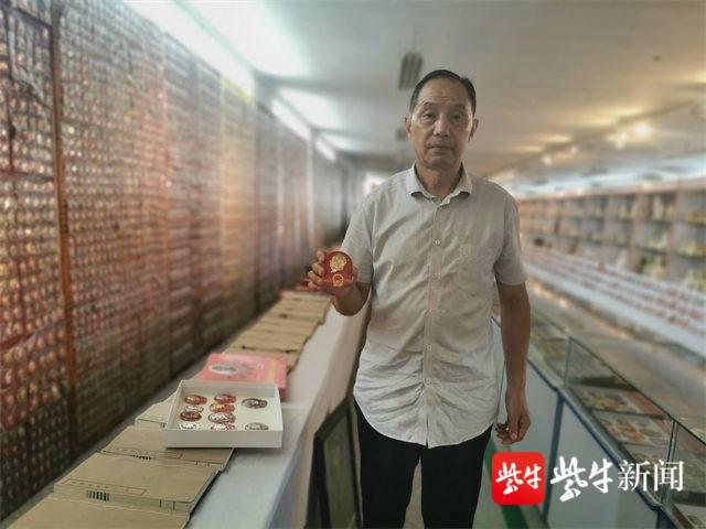 常州“红色收藏家”32年收藏毛主席像章56万枚