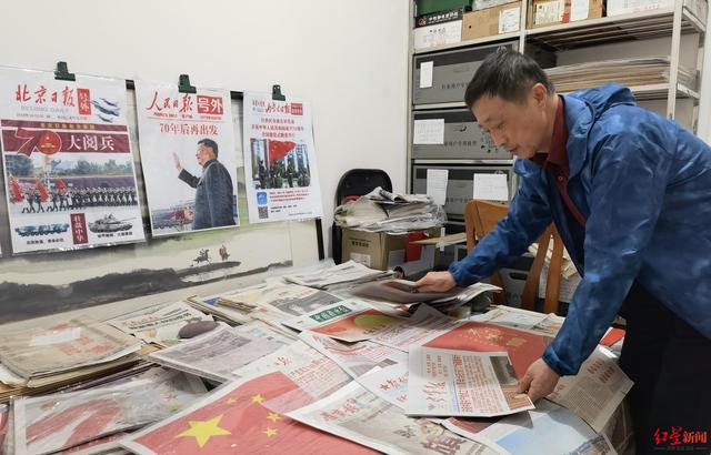 四川乐山老人收藏三万份报纸 见证新中国成立72年来巨变