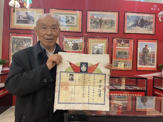 88岁老人坚持红色收藏半个多世纪 2万多件藏品彰显爱国情怀