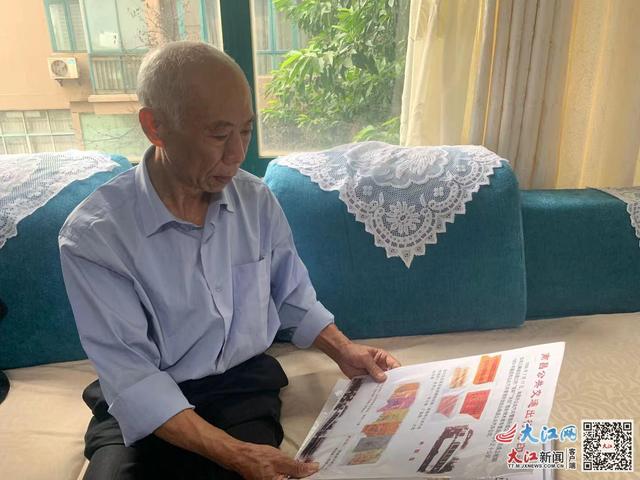 76岁老人收藏200多张老票据 记录南昌交通变化史